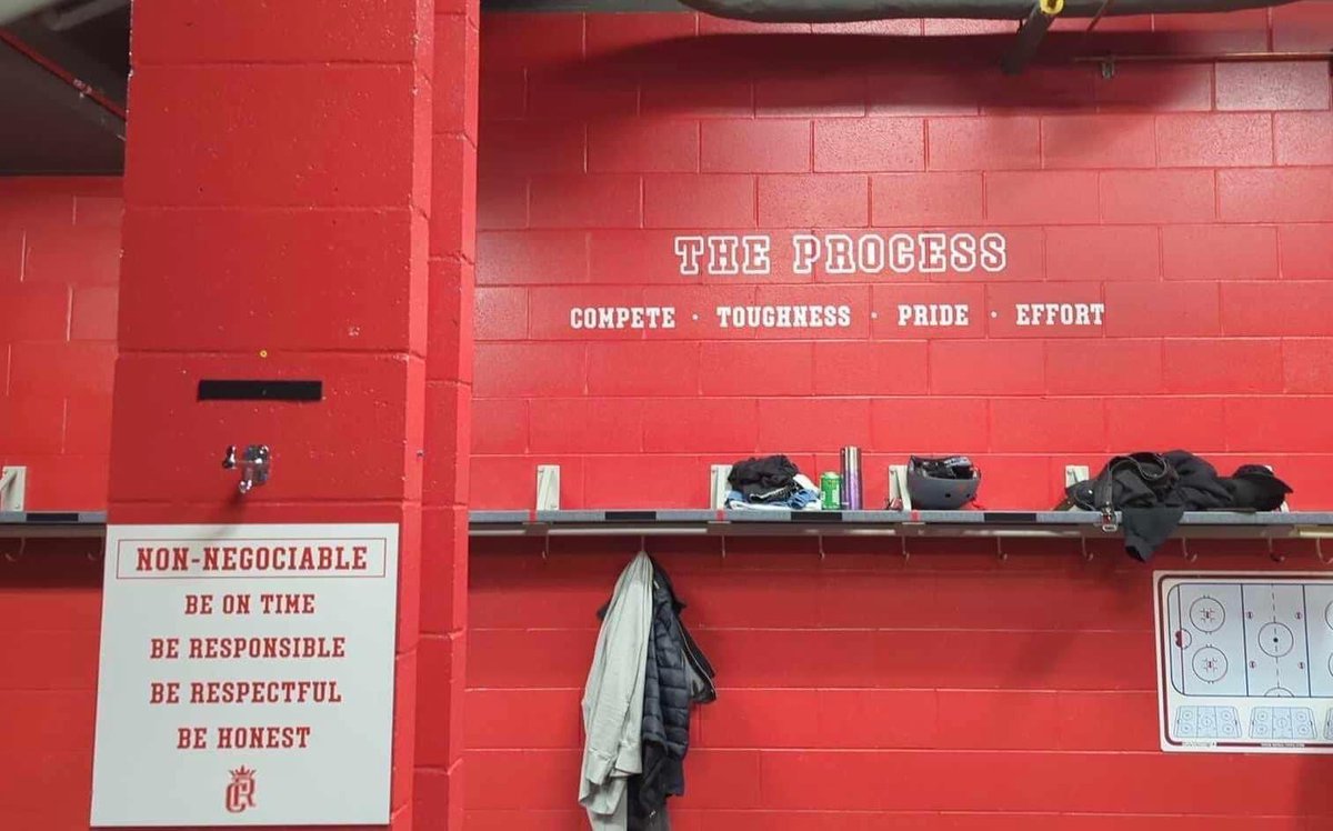 « L’anglais se propage dans les vestiaires de hockey au Québec. Ici, l’École Cardinal-Roy à Québec. Bref, on comprend que tout ce vocabulaire n’existe pas en français… » -Groupe Facebook pour la souveraineté du Québec