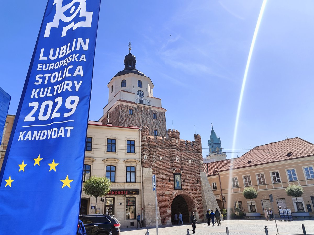 Tulipany i pakiet informacji czekają na stoisku europejskim przed Ratuszem. W Dniu Europy (9 maja) można przyjść i zapytać o przebieg realizacji i efekty inwestycji współfinansowanych ze środków europejskich. #Lublin #ilovelbn