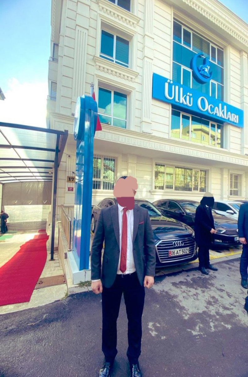 FurkanHoroz13's tweet photo. T24, ŞEHİT.Sinan Ateş cinayetindeki tetikçinin kaçırıldığı “çakarlı” aracın görüntüsüne ulaştı. 

📌 Audi marka çakarlı araç, Ülkü Ocakları Genel Başkanı Ahmet Yiğit Yıldırım'ın konvoyunda ve Ülkü Ocakları Genel Merkezi önünde de görüntülenmiş. https://t.co/wUEFIDlLfm