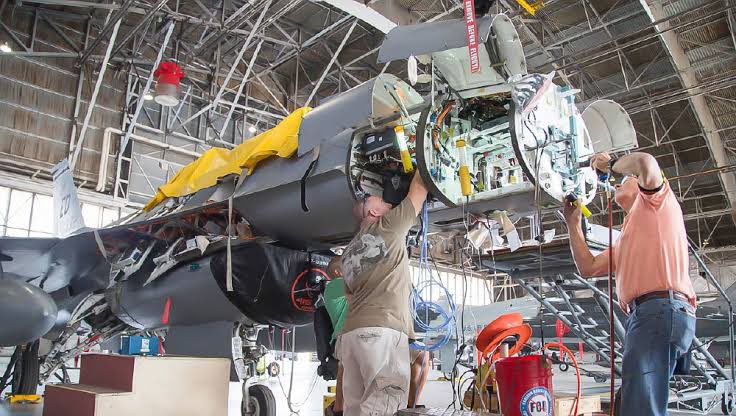 “F-16’nın son teknolojik güncellemelerle geleceğin hava kuvvetlerinde yerini almaya devam edecek Block 70 modeli, Northrop Grumman SABR APG-83 radarına sahip. Bu radar, F-35’te bulunan radarımıza çok benzer. Elektronik olarak yüzde 95 ve yazılım olarak da yüzde 75’lik bir…