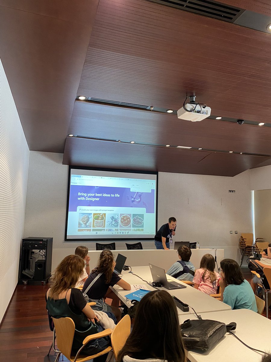 claudialburq's tweet photo. Hoy estamos colaborando en el desarrollo de RoboReto en Cáceres @cprcaceres @InnovacionForm @CPRBADAJOZ https://t.co/UTRTBurlXx
