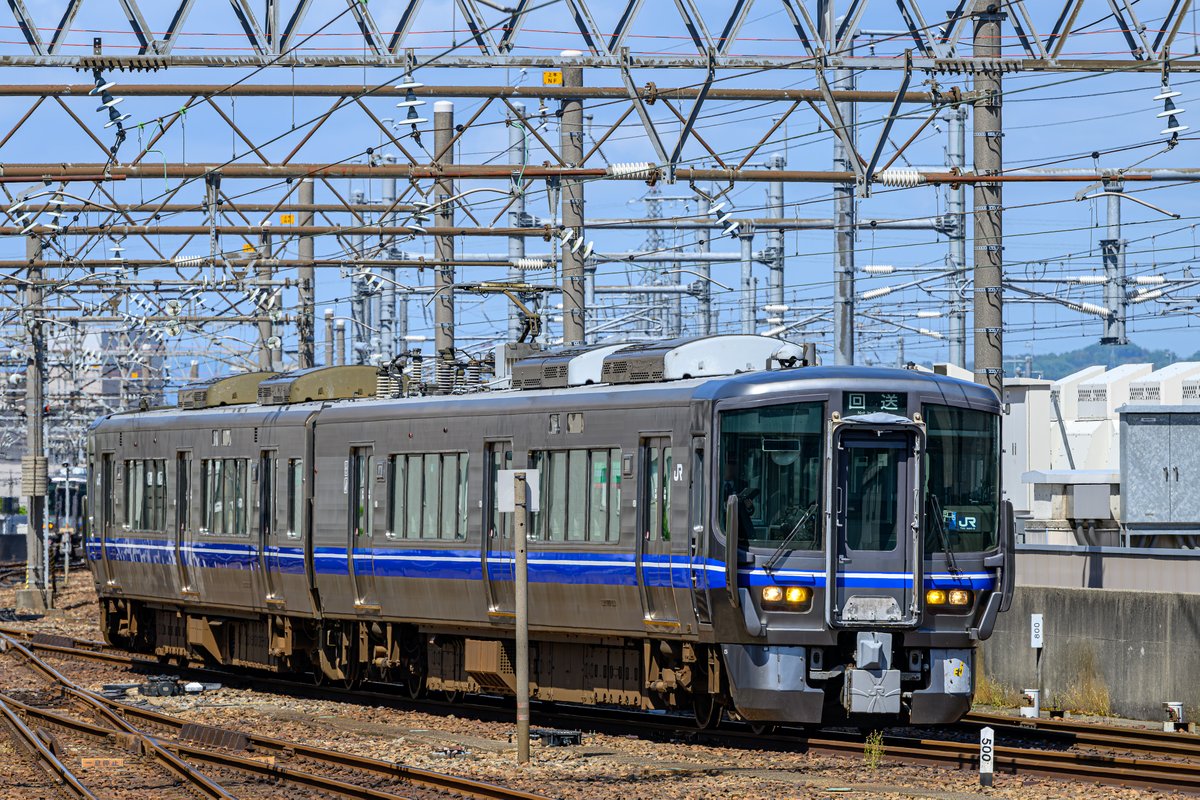 IRいしかわ線金沢駅に入線して来たハピラインふくいの乗務員が運転するJR西日本の521系E05編成🤯
車輪削正の返却かな？