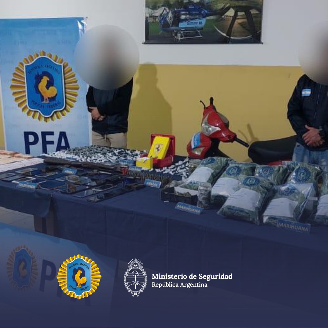 #MarDelPlata #PBA | Investigamos y desbaratamos un búnker de drogas. Secuestramos: cocaína, marihuana, celulares, dinero en efectivo, armas y material de interés para la causa. Hay 3 detenidos a disposición del juzgado interventor. #PFA