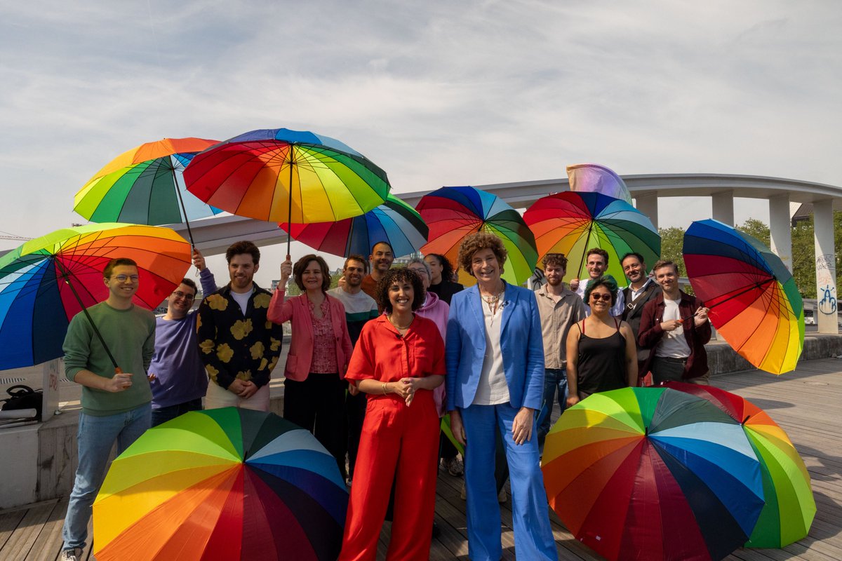 Vandaag stellen @_nadianaji en @pdsutter het Regenboogplan van Groen voor in het bijzijn van 15 LGBTQIA+-kandidaten. Het plan focust op vijf pijlers, waaronder onderwijs. Niet toevallig vanop de Brusselse Suzan Danielbrug, genoemd naar de eerste lesbische activiste van ons land.