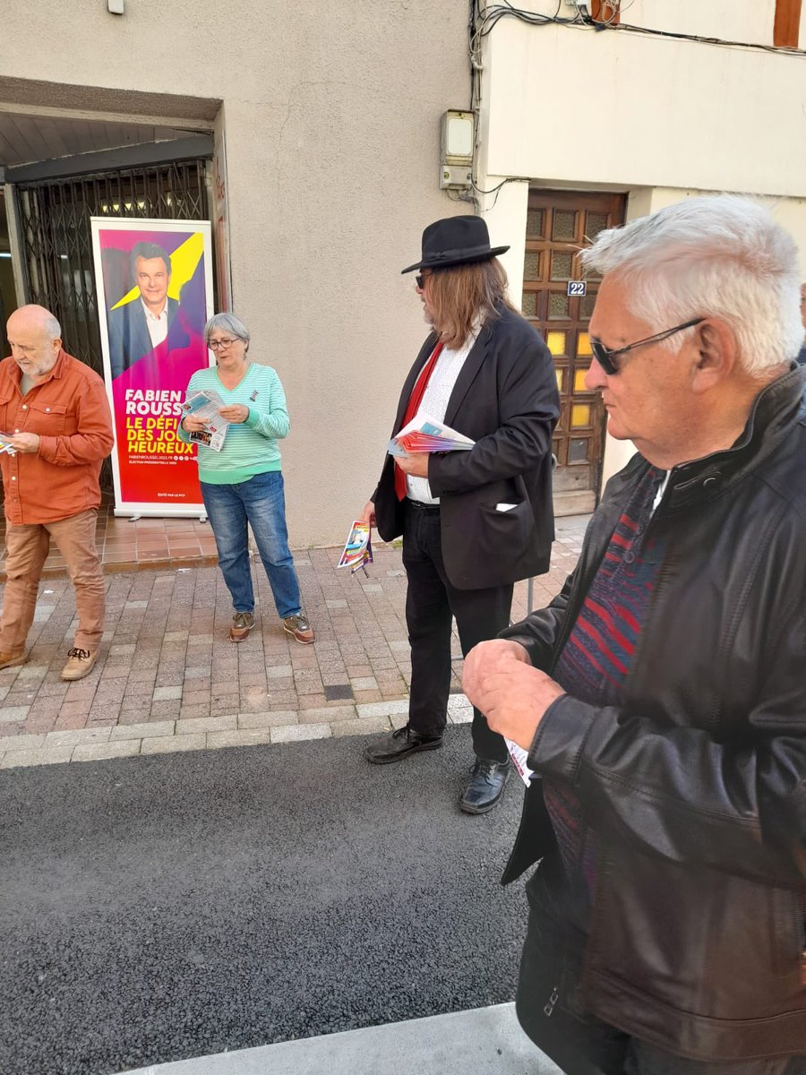 GAUCHE UNIE 🚩 Les communistes mobilisés ce matin pour porter la liste de Léon Deffontaines aux élections européennes. Le 9 juin votez pour le monde du travail, votez pour la gauche unie.