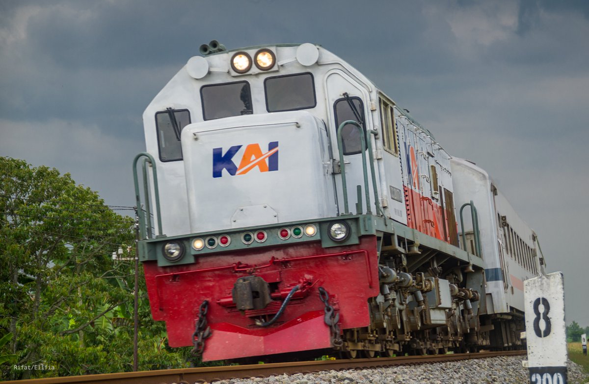 4 Maret 2023
KA Dhoho

#Fotosepur #railwayphotography #kai121 #keretaapi #keretaapikita #sepur #kereta #CC201 #GEU18C #U18C #GE #DhohoPenataran