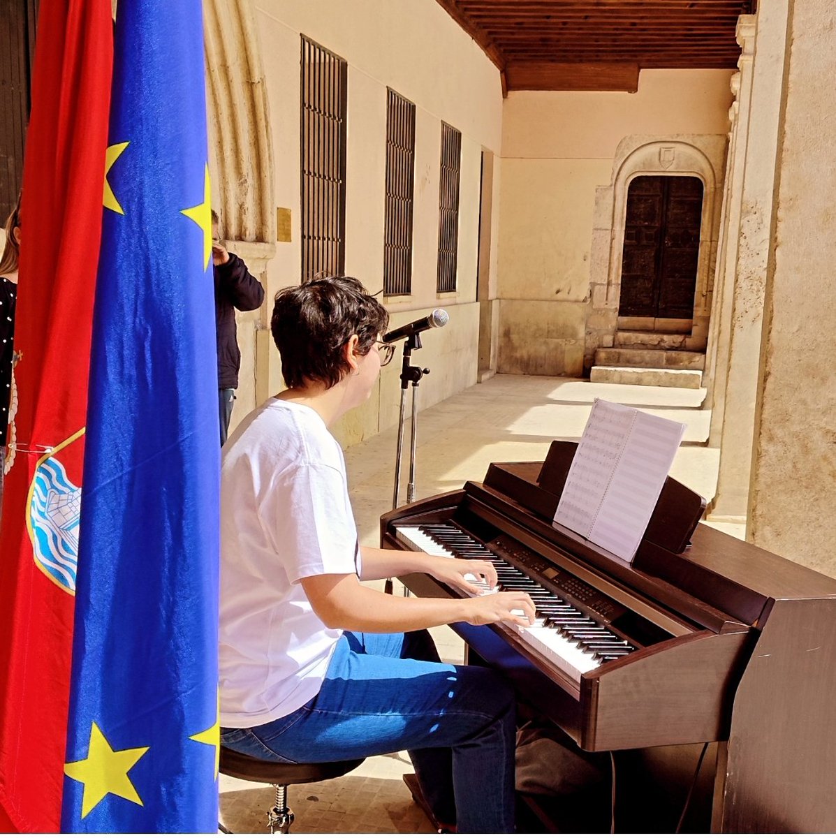 CEPA Sierra Norte - 🇪🇺Centro Erasmus+🇪🇺 (@cepasierranorte) on Twitter photo 🇪🇺 Jueves 9 de mayo: Celebración del Día de Europa
Hemos asistido en Torrelaguna a la interpretación de La Oda a la Alegría, Himno de la Unión Europea, en el 200 aniversario del estreno de la 'Novena sinfonía' de Beethoven a cargo de la pianista y antigua alumna de Teresa Varé 🇪🇺 Jueves 9 de mayo: Celebración del Día de Europa
Hemos asistido en Torrelaguna a la interpretación de La Oda a la Alegría, Himno de la Unión Europea, en el 200 aniversario del estreno de la 'Novena sinfonía' de Beethoven a cargo de la pianista y antigua alumna de Teresa Varé