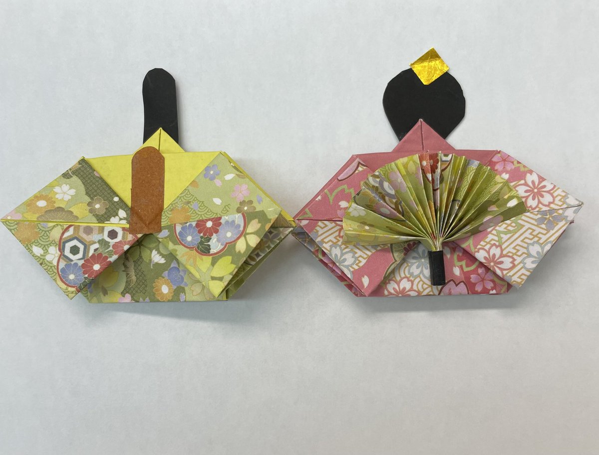 めっちゃ季節はずれですが、今日仕事でお雛様を折り紙で作りました🎎
どう折るのーとか台紙に貼ろうとか盛り上がりました🤣
#折り紙