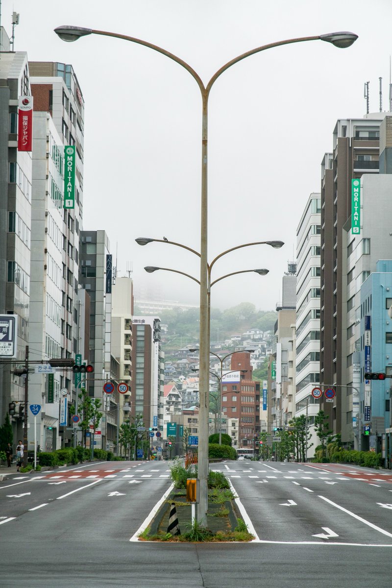 県庁坂から県庁がなくなり、市役所通りから市役所がなくなった。長崎市内の一等地にあるいくつもの広大な空き地はどうなるんだろうか。