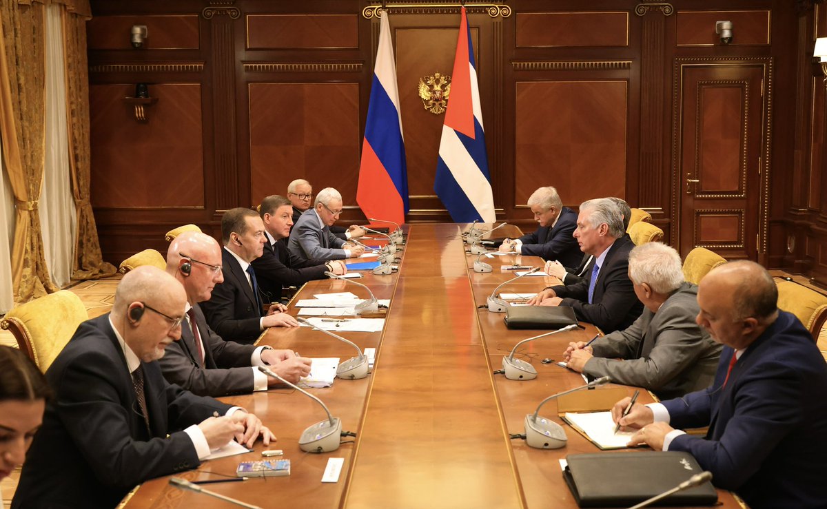 Productivo encuentro con Dmitri Medvedev, Presidente del Partido Rusia Unida y Vicepresidente del Consejo de Seguridad de #Rusia. #Cuba 🇨🇺