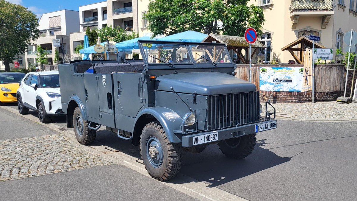 'Männertag' in #Dresden: Da fährt man mit dem Wehrmachtsauto mit der 88 auf dem Kennzeichen zum gemütlichen Mittagessen an der Elbe. 'WH' war das Kennzeichen der Wehrmacht von 1935-1945 und steht für 'Wehrmacht, Heer'. #DD0905
