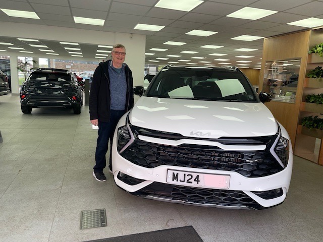 #PremierPeople 📸

Here’s Mr Owen collecting his brand new Kia Sportage from Mark at our Dukinfield showroom!

Happy driving 👌🏻👍🏻

@KiaUK 

#happyhandover #newreg #newcar #newcarday #24plate #Kia #Sportage #KiaSportage #PremierAutomotive #Dukinfield #Tameside #Manchester