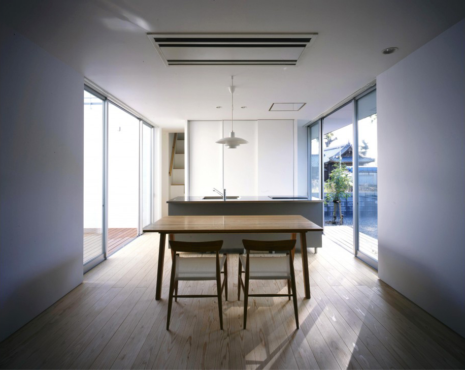 r_toolbox's tweet photo. キッチンからレンジフードが消える！？

キッチン空間の可能性を広げる、建築家とtoolboxが共同開発した「天井スリットファン」発売しました！

天井に埋め込んだ換気扇が、整流板のスリットから煙を吸い込む換気システムで、すっきりとしたキッチン空間を叶えます。

https://t.co/DoGF4AEDZP https://t.co/TzpV1Grwkh