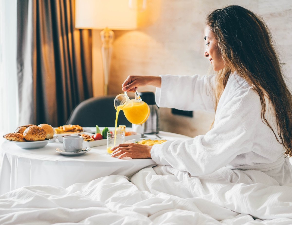 Craving a cosy night in? Long day at a work whilst on a trip away? Let us bring the restaurant experience to your room 👩🍳 Order from our room service menu and enjoy delicious meals from the comfort of your own room!🍴 #RoomService #food #travel