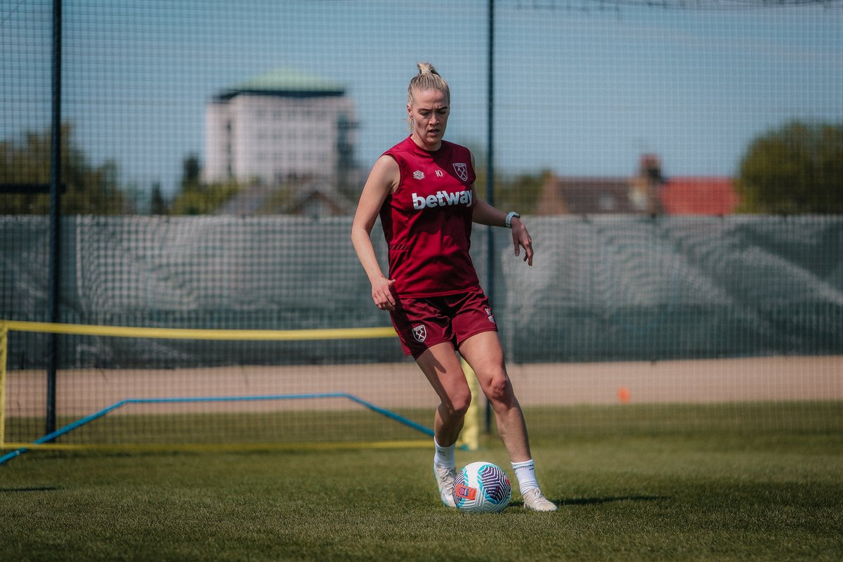 Look who's back in training 👀

#WHUWFC | #BarclaysWSL