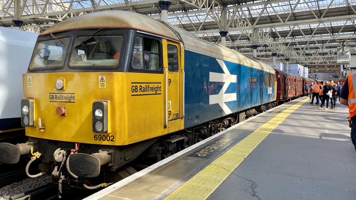 A short pause at London Waterloo and now it's onwards to Swanage attaching to 33012 at Woking