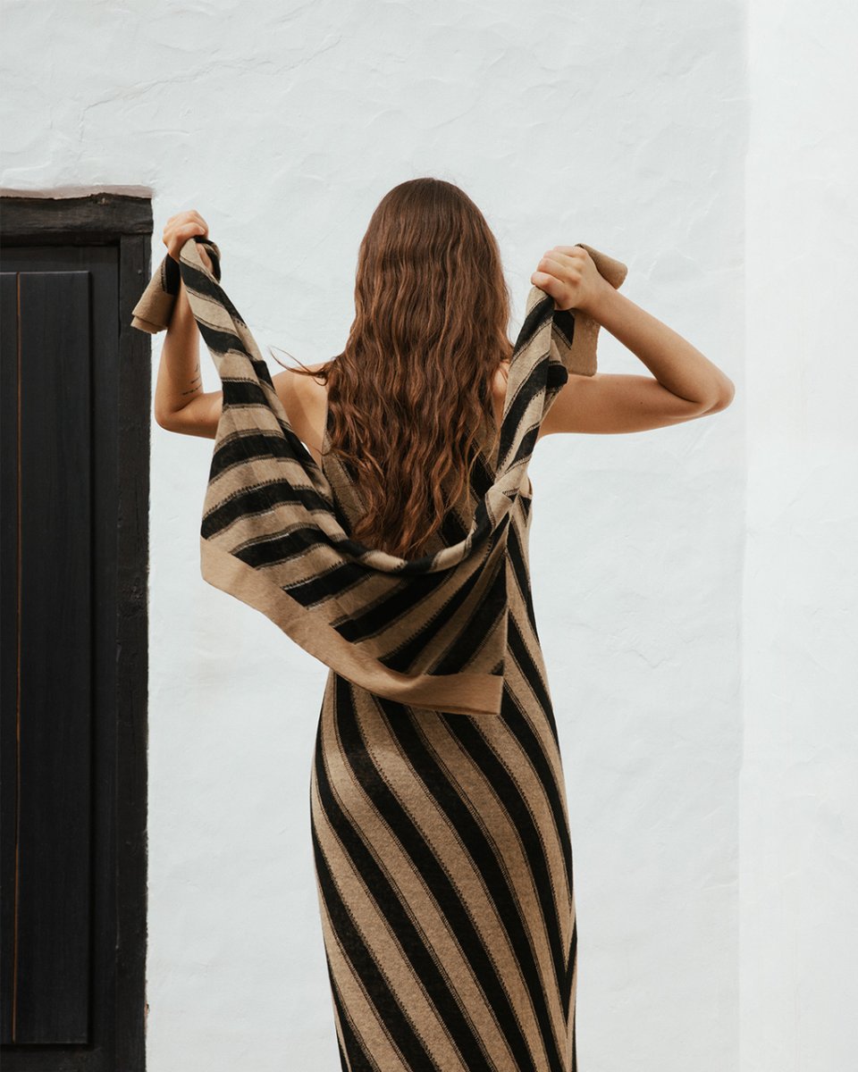 Líneas diagonales. Portes helicoides. Vestido y chaqueta en lino para repensar tu silueta.​ adolfodominguez.com/es-es/mujer/nu… #adolfodomínguez