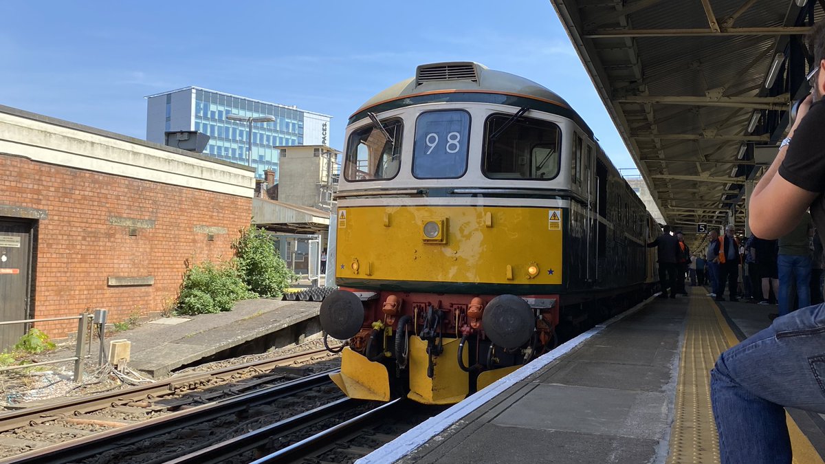 33012 now leading onwards from Woking