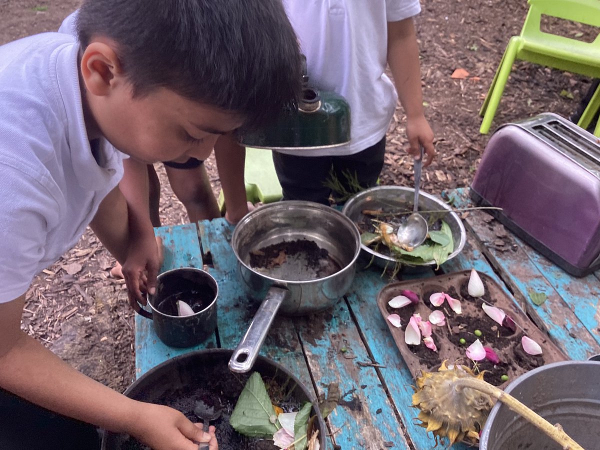 Making a tea party for the tiger in our mud kitchen 🐯☕️🫖 #eyfs #mudkitchen #flowers #earlyyears #biggerloudermessier