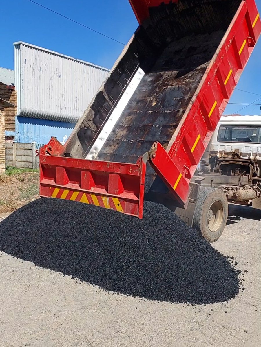 AfriForum-tak span nagenoeg 44 ton teer in vir “bul” van ’n slaggatprojek afriforum.co.za/afriforum-tak-…