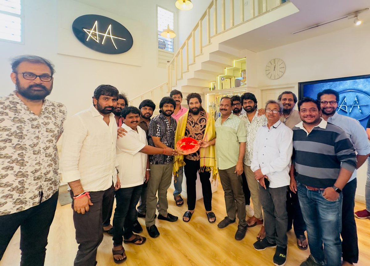 Representatives of Directors Association meet #AlluArjun to invite him to Director's Day event on 19 May! He generously presented them with a cheque of 10 Lakhs Immediately and also extended his full support for the construction of new building