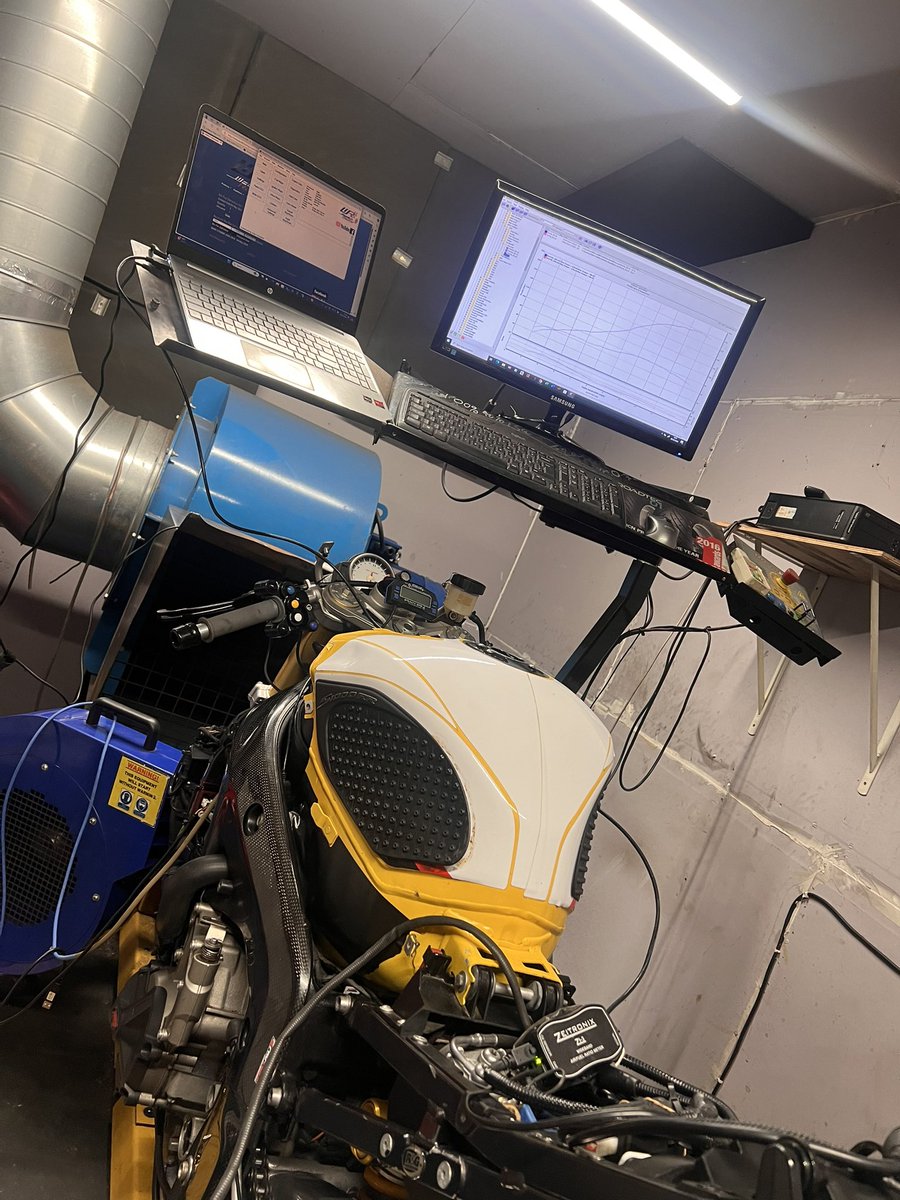 S1000RR in for some mapping with <a href="/WoolichRacing/">Woolich Racing</a> software and a HM Quickshifter SABS shifter / blipper 👌