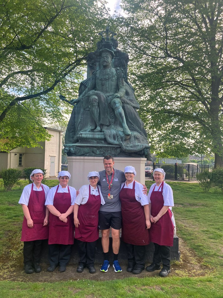 We are lucky to have these wonderful ladies! Our brilliant canteen staff being recognised for their contribution to the Academy 🥘 👏👏 House values badges 🎖️ #werowtogether 🚣‍♀️