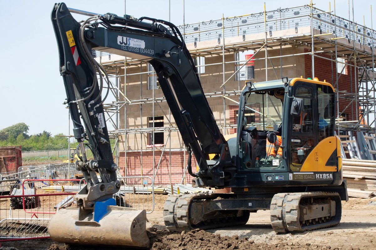 TheDiggerBlog's tweet image. From the Blog: Suffolk hirer endorses new HX85A dlvr.it/T6dhmG #blog #construction #equipment