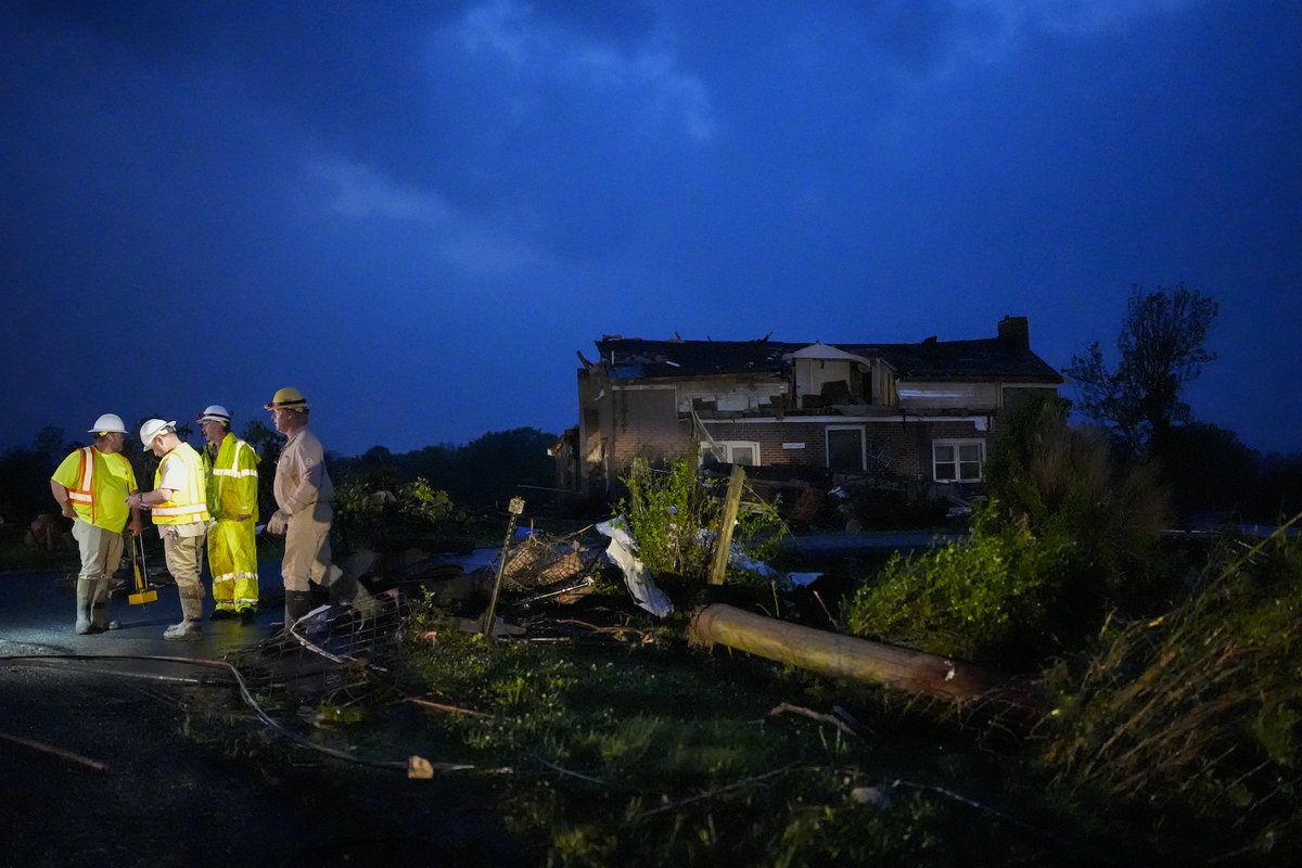Tennessee storm updates: * two people died Wednesday and others were injured * intense flash flooding caused water rescues * multiple school districts are closed or on late start More: wpln.org/post/severe-st…