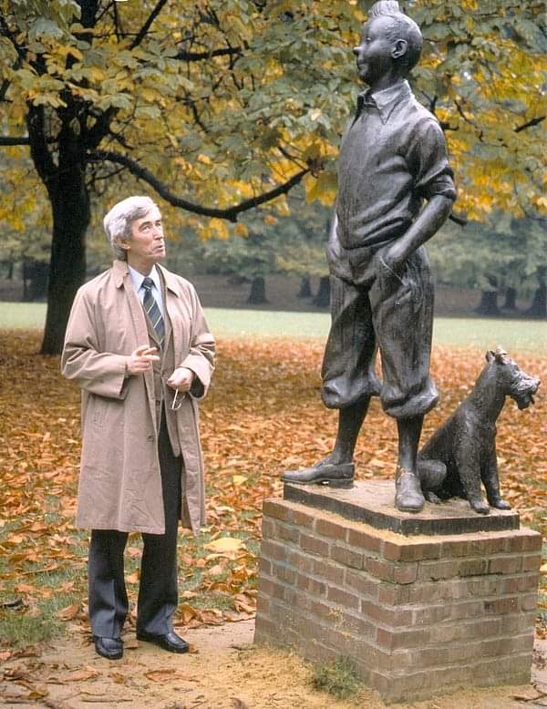 Hergé et la statue de Tintin et Milou au Parc du Wolvendael de Bruxelles.