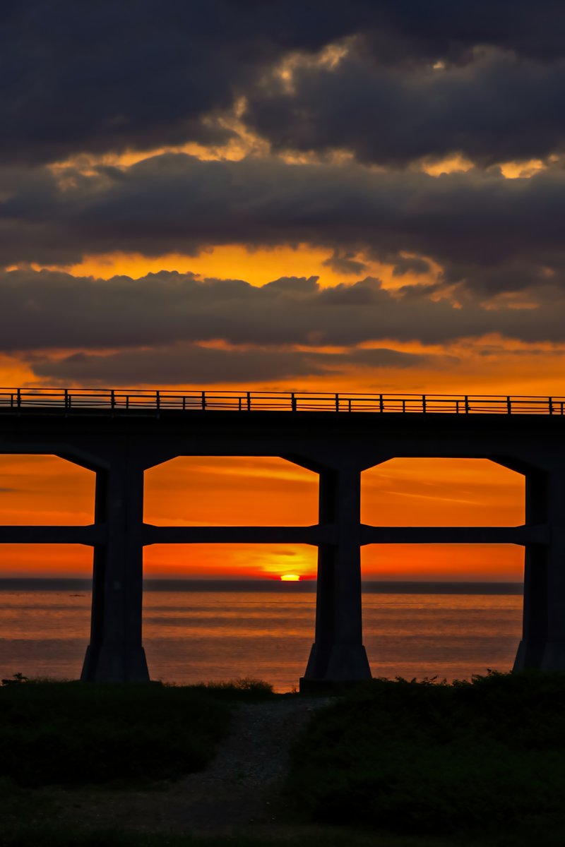 夕陽と惣郷川橋梁 初めてだるま夕陽撮れた 望遠レンズ持っていけば良かったかな #α7IV #山陰本線