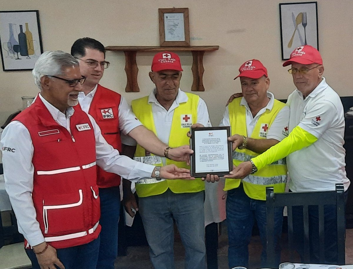 ⛑️ Día Mundial de la Cruz Roja y de la Media Luna Roja, 8️⃣ de mayo. 👏🏻💐Reconocimiento por la invaluable labor de los voluntarios que todos los días salvan vidas y ayudan a los más desfavorecidos. Llegue nuestra felicitación porque son #GenteQueSuma #CubaPorLaVida 🇨🇺👏🏻👏🏻👏🏻