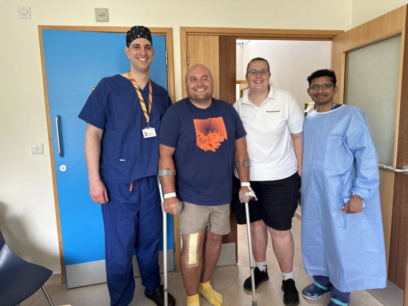 Former semi-professional rugby player Nico Steenkamp has become the first knee replacement patient to undergo a pioneering new approach to surgery at Hinchingbrooke! 🏥 He had the operation under spinal anaesthesia and was home in time for tea! 👌 nwangliaft.nhs.uk/latest-news/a-…