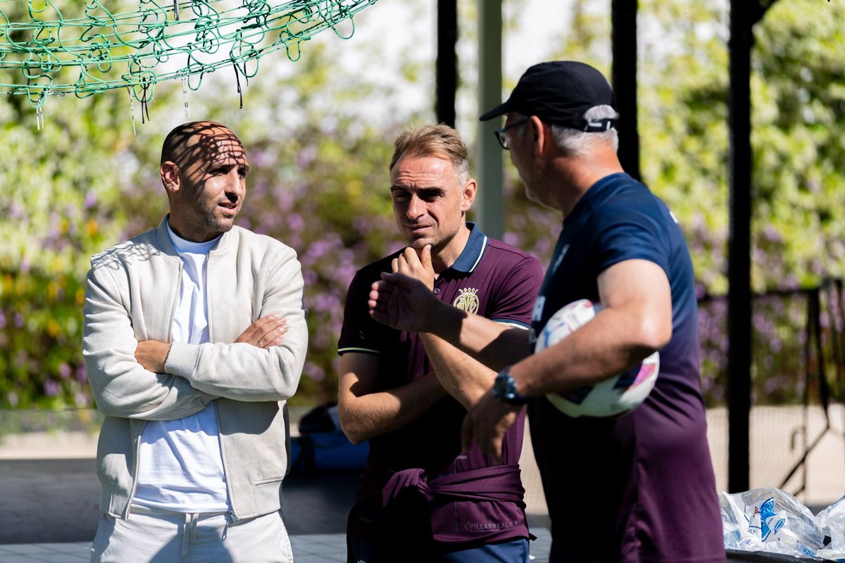 El fútbol a veces te da momentos mágicos!!
Formarse,mejorar,aprender y compartír son valores que he aprendido en la escuela de Villarreal.
Cada día es una oportunidad para querer ser algo mejor.
Gracias a todos los q lo habéis hecho posible!!
#Metodologiadeldelantero
Seguimos...