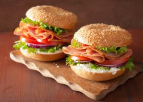 Bagels à la dinde et crudités #different_recipes #frenchfood #food #foodporn #instafood #foodie #france #foodstagram #yummy #paris #foodphotography #foodlover #restaurant #french #delicious #homemade #recipe #recipes #lunch #bagel