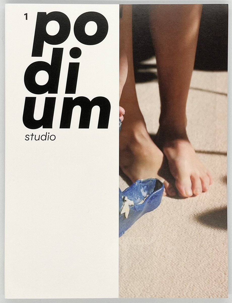『podium studio magazine issue1』が入荷。スタイリストの三宅陽子さんが創業者の一人として立ち上げた、ファッション、アート、トラベルなどを含めたライフスタイル誌。Ruth van Beekや遠藤文香さんなどのアーティスト作品から、ファッションルックまで多彩です。(高橋) 

aoyamabc.jp/products/podiu…