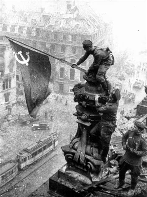 Victoria soviética contra fascismo hace 79 años. Impacta y emociona recordar icónica foto de soldado soviético izando la bandera del socialismo sobre el Reichstag alemán, símbolo del triunfo de Gran Guerra Patria ¡Que jamás se repita tan horrenda historia! #Cuba #TenemosMemoria