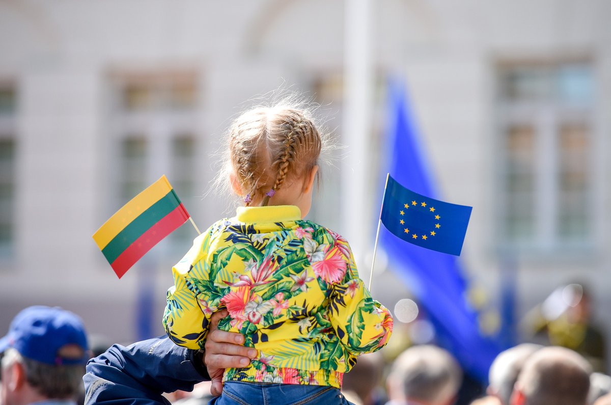 Europe is not just a place on the map. #Europe is freedom, peace, democracy& prosperity. It's our duty to defend European values& support those still struggling on their path to 🇪🇺 family. Let's celebrate Europe every day by living in free& prosperous societies. Happy #EuropeDay!