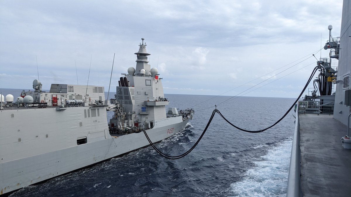 #Akila I Yesterday, the supply ship Jacques Chevallier of #FrenchCSG 🇫🇷 refueled the Italian patrol ship Thaon Di Revel 🇮🇹. A great example of interoperability between 🇫🇷🇮🇹 Navies in order to increase our autonomy at sea ! 
@Cecmed_off @STRIKFORNATO