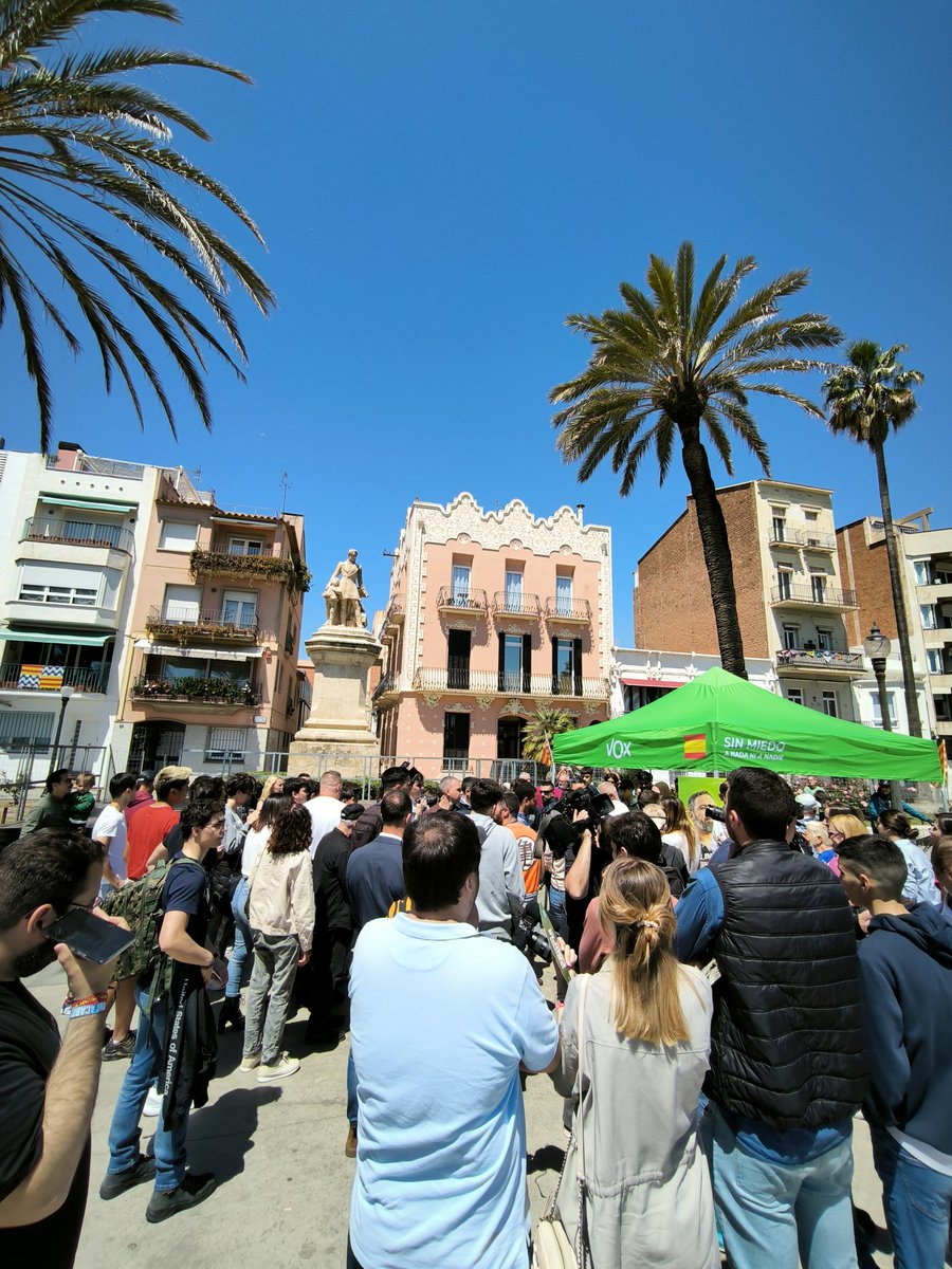 Es poner una carpa verde en cualquier paseo de Cataluña y aparecer cientos de patriotas entusiastas y esperanzados. Juntos lo vamos a hacer posible. ¡Badalona! 😎🇪🇦