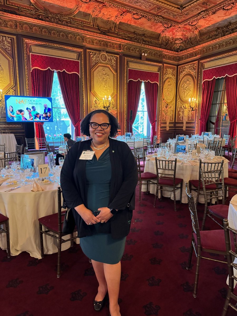 💚🤍NAF's 20th benefit was last night! students shared projects they are currently working &amp; we heard updates from our Alumni and the impact their high school experience had on their career options.  💚🤍
Congrats! Honorees KPMG US &amp; RTX!
#whereopportunitybegins
#befutureready