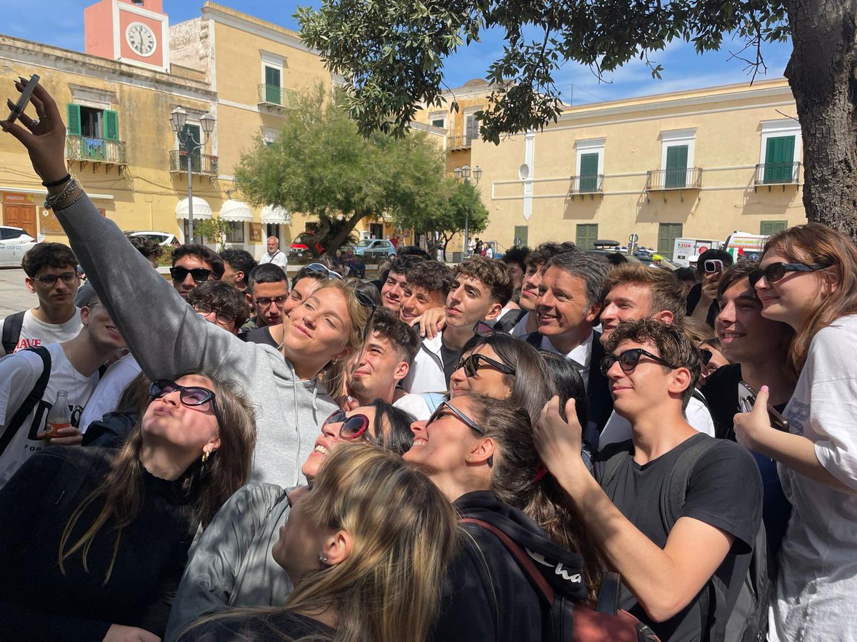 Matteo Renzi tweet media