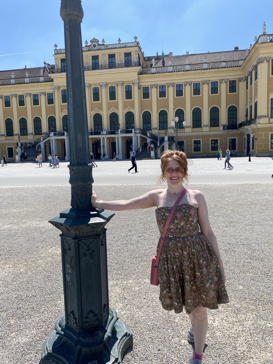 Yes ⁦@IsabelleDunlop⁩ clothes look good in front of Austrian palaces!