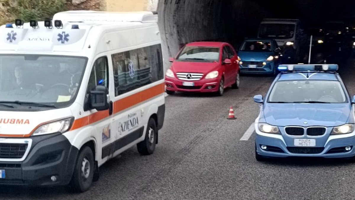 Incidente sulla Palermo-Mazara, tamponamento tra auto e pullman: lunghe code dlvr.it/T6dk1t