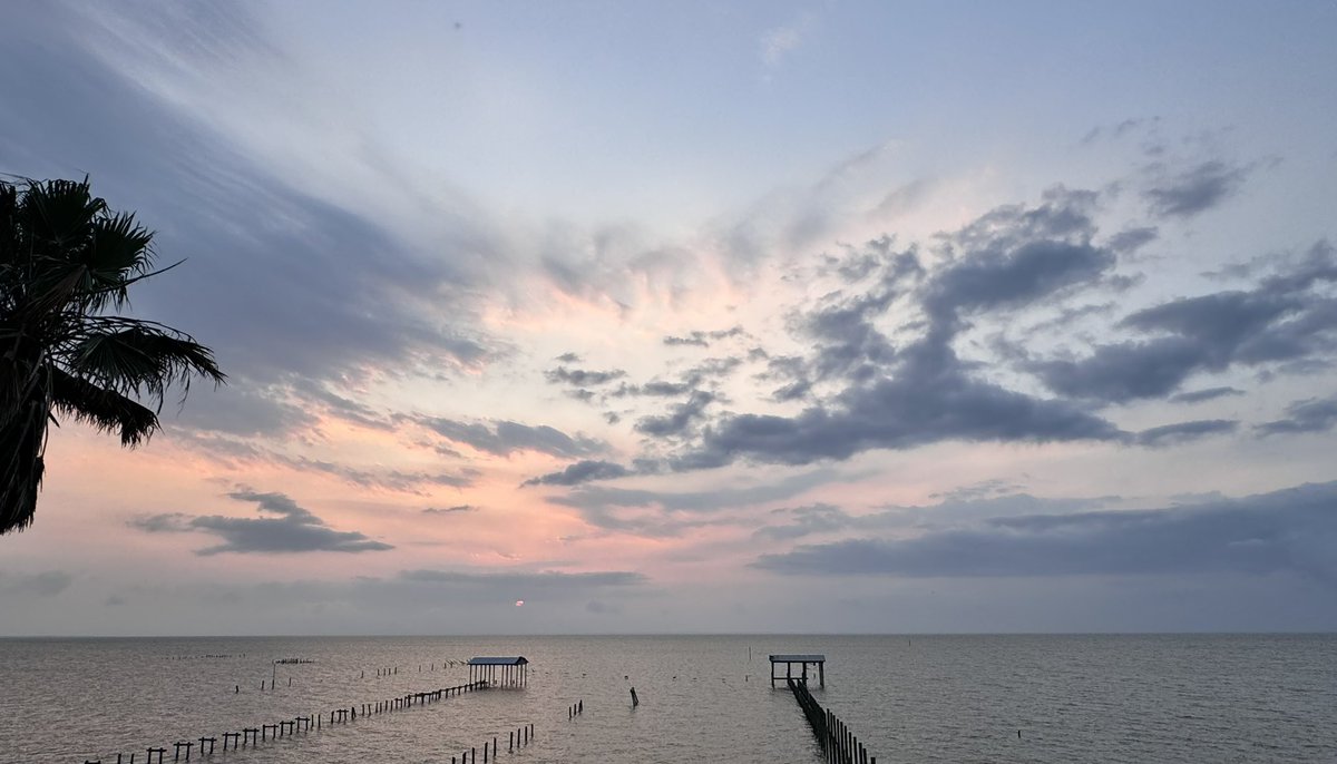 Calm Before The Storm Mobile Bay, Alabama #Photography #Weather #Dawn #Sunrise @spann @RealSaltLife @NWSMobile @mynbc15 @Kelly_WPMI @WKRGEd @michaelwhitewx @ThomasGeboyWX @PicPoet @MyRadarWX @ThePhotoHour @weatherchannel @StormHour @DauphinIslandSM