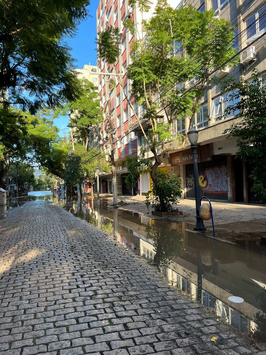 A água começa a baixar no bairro Cidade Baixa, em Porto Alegre. Rua da República ontem (8) e hoje (9).

📸  Kathlyn Moreira / Grupo RBS