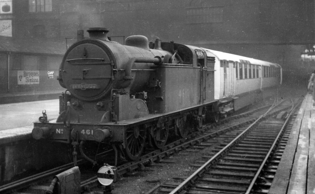 adipullenLNER's tweet image. Ex-GNR N2 0-6-2T No. 4610 at Kings Cross with the Silver Jubilee articulated carriages.
📸Unknown