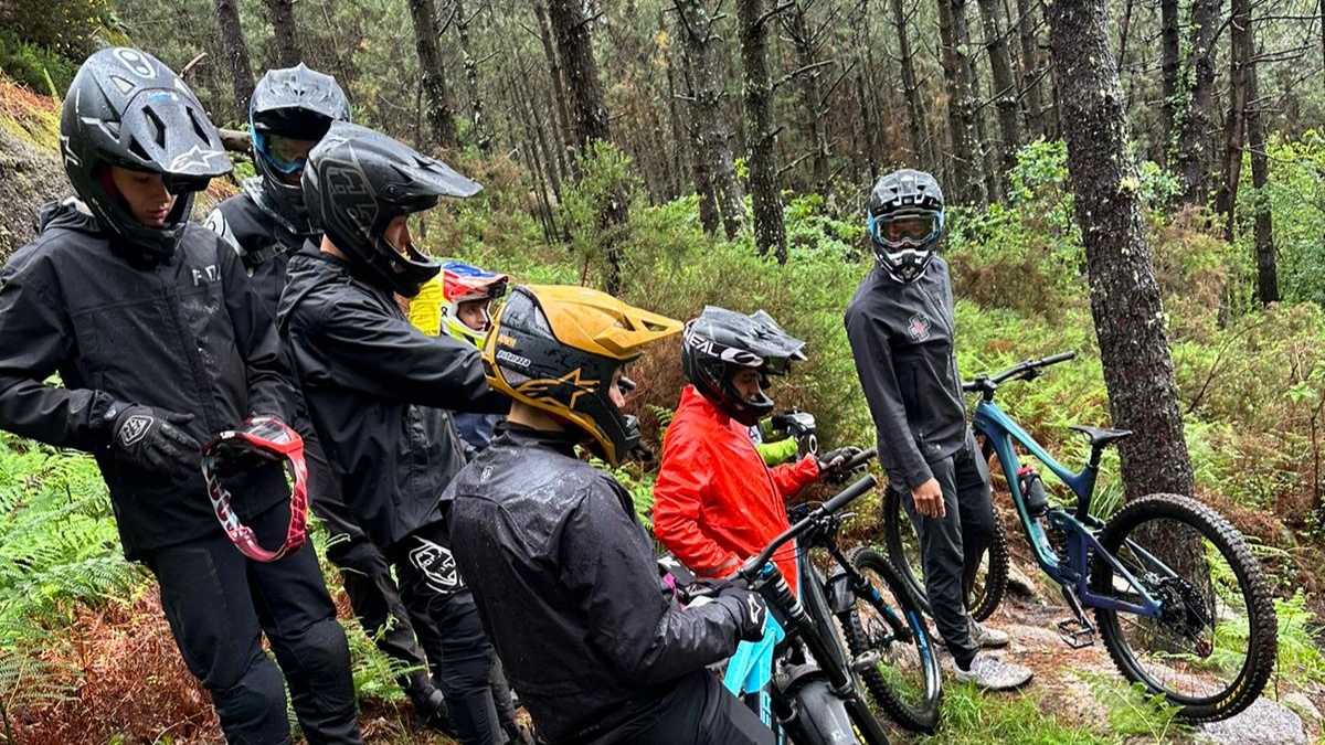 #FormaciónFCG | As promesas do Descenso puliron a súa técnica no Monte Xalo

🚵‍♀️🚵‍♂️ Adestramento, visualización de vídeos e baixada cronometrada na convivencia organizada pola Federación Ciclismo Galego

🔗 fgalegaciclismo.es/index.php/es/s…

#BTTgalego