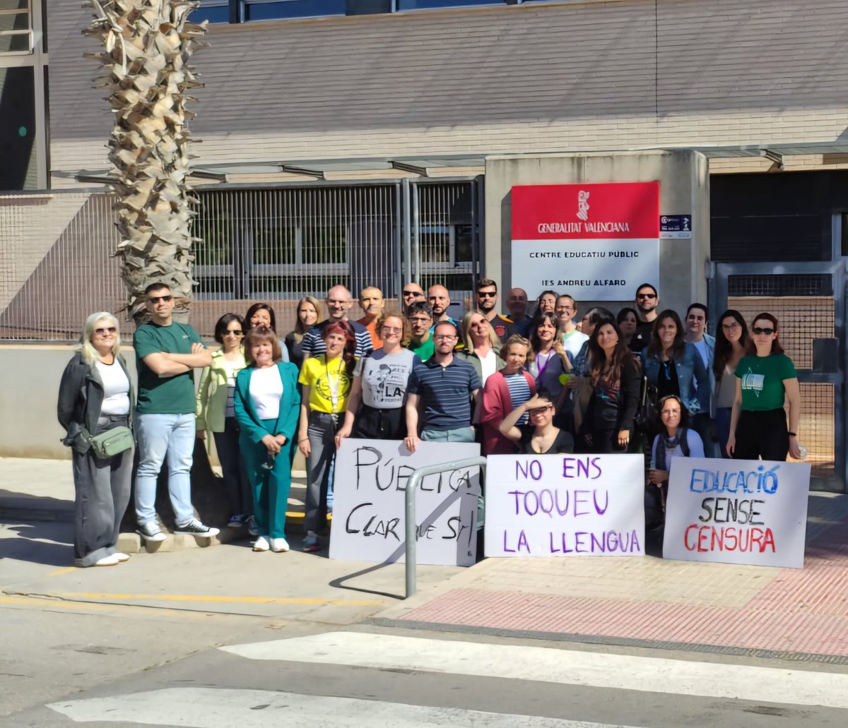 Volem baixada de ratios, no d'unitats educatives! Volem aprendre idiomes a les EOI. Exigim valencià per a tots perquè les famílies no tenen dret a triar la ignorància dels fills ni en una llengua cooficial ni en història sense censures. #EscolaPública