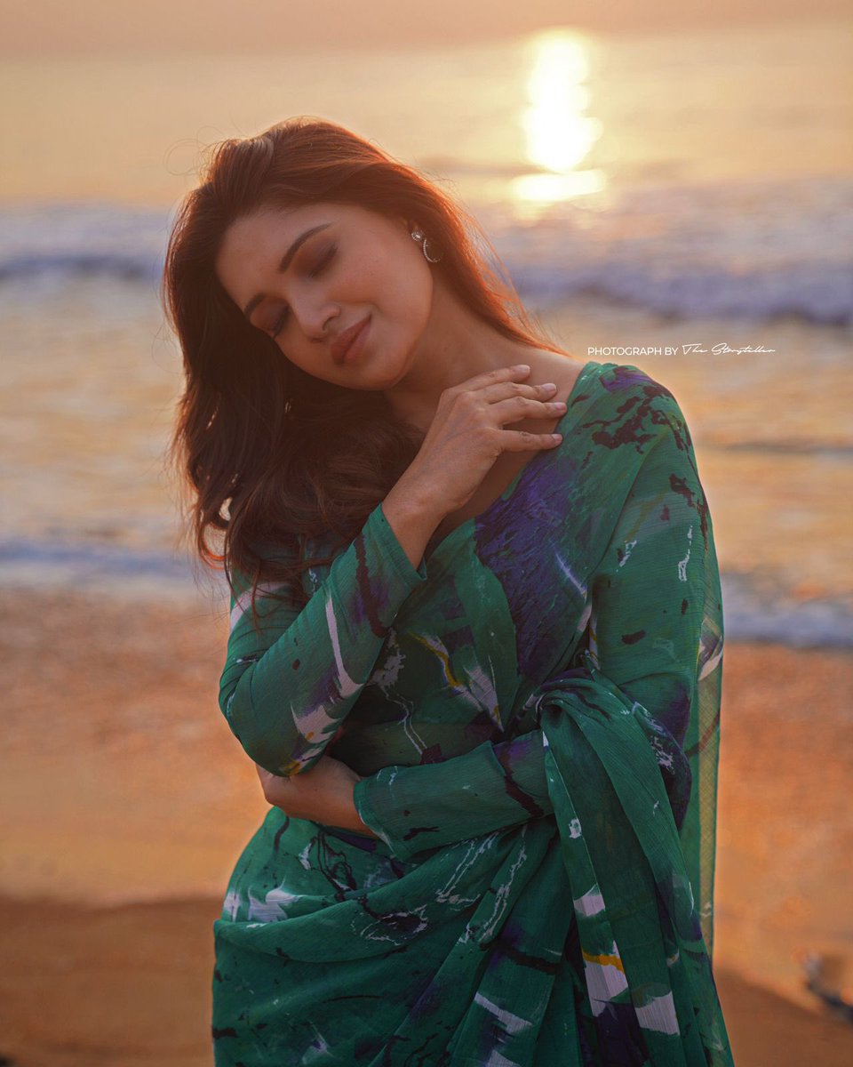 Actress #VaniBhojan lets our hearts leap with those Twilight eyes, Shining Aura, and Serene Looks that adorn the waves and clouds of dawn @vanibhojanoffl @teamaimpr